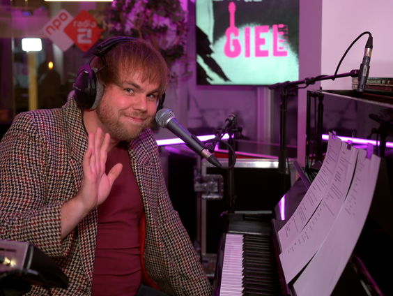 Hoe klinkt een liedje als... Paul de Leeuw? Tommy Zwartjes zoekt het uit!