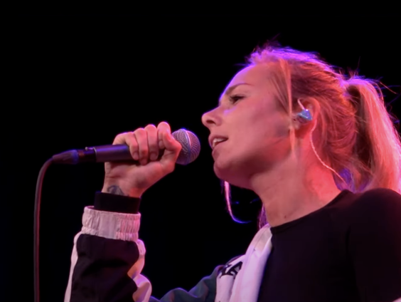 SERA - Head Held High | live in Muziekcafé