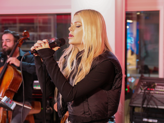 Davina Michelle gaat een week naar school om Duits te leren voor interview