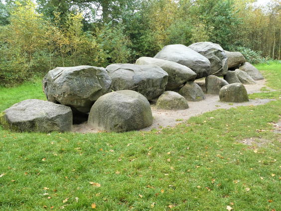 Onderzoeker Willem Donker brengt als eerste 1300 Duitse hunebedden in kaart