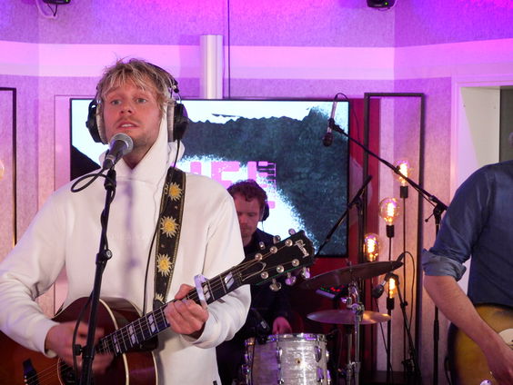 FRIDAY - Anything To Feel Alive (Live @ Giel)