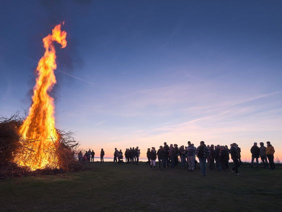 Vurige strijd in Espelo: is hun paasvuur dit jaar het hoogste?!