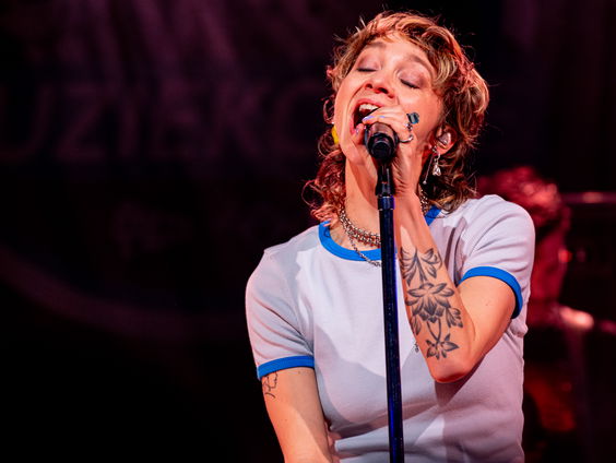 Krezip - Out Of My Bed | live in Muziekcafé