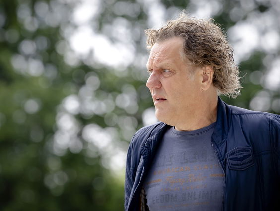 Kees van der Spek in file onderweg naar beladen inhoudelijke behandeling van de moord op Peter R. de Vries