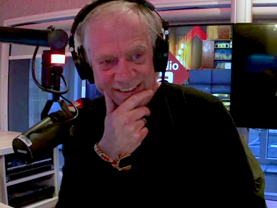 Florian (9) is smoorverliefd op zijn klasgenoot Jasmin, en de hele wereld mag het weten!