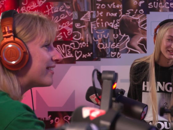 S10 in de studio bij Bart Arens met manager Froukje