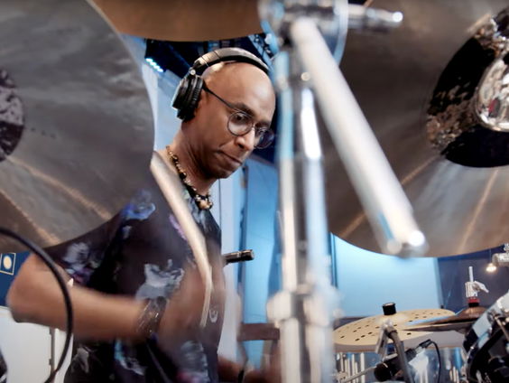 Emmely eert sessie- en tourdrummer Omar Hakim