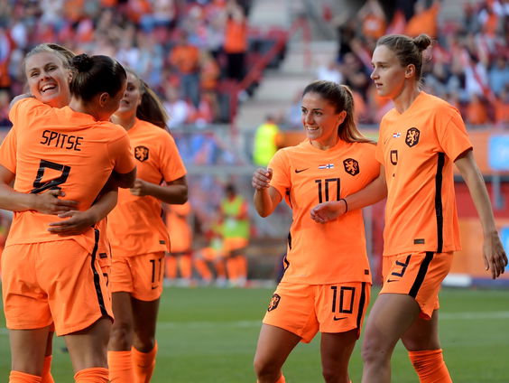 Oranje Leeuwinnen hebben er een extra tegenstander bij tijdens het EK voetbal