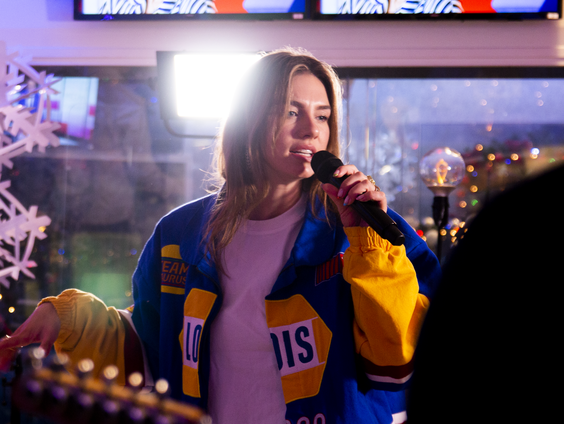 Maan ervaart grote leefdrang en zingt daarover in 'Leven'