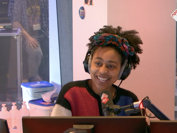 One’sy transformeert live op de radio naar Madonna