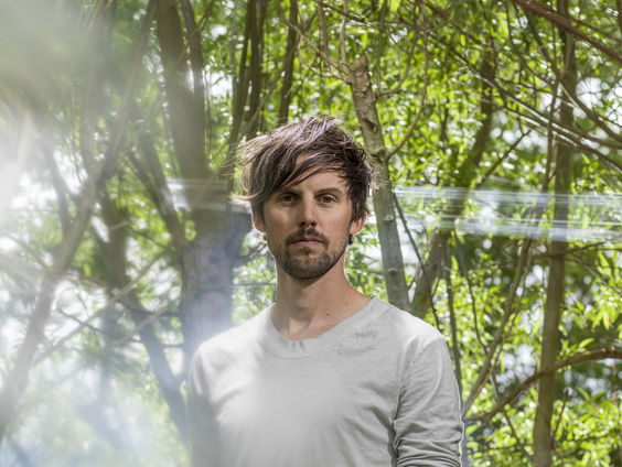 Bas van Mensenkinderen geeft Tekstuele Voorlichting bij kerstsingle 'Hoe kan het ook anders'