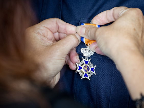 Marleen zit in een lintjescomplot om haar moeder te verrassen
