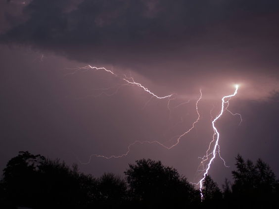 Weerman Maurice Middendorp waarschuwt voor onweersgeweld: 'Houd Buienradar in de gaten'