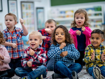 Alle basisscholen in Nederland zingen vandaag voor Oekraïne dankzij initiatief Juf Jiska