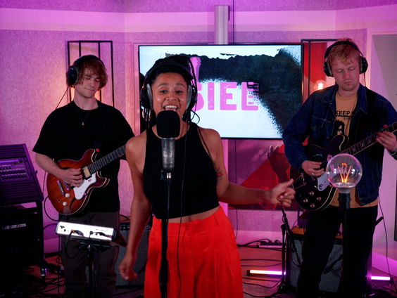 Kymara - Money / No Diggity (Pink Floyd / Dr. Dre cover) (Live @ Giel)