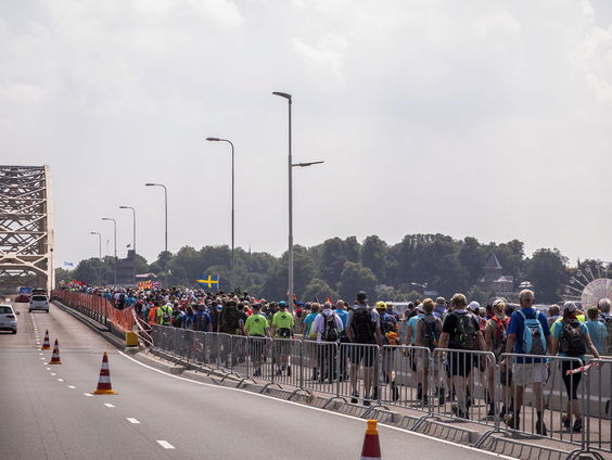 Karen woont vlakbij iconische Vierdaagse brug: ''Zie toch wel wat mensen lopen"