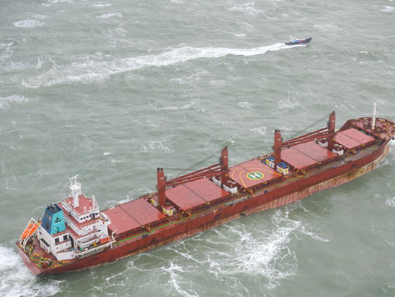 Zo gaat de kustwacht het Duitse vrachtschip naar Rotterdam slepen