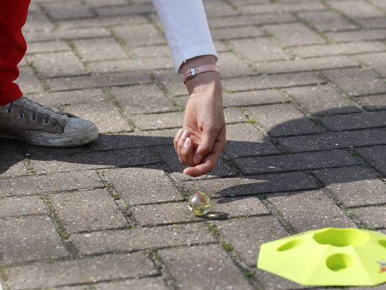 Knikkeraars strijden vandaag tegen elkaar op NK Kuiltje Knikkeren in Noordeloos