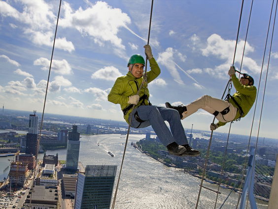 Chris Wilting hangt live aan de Zalmhaventoren ter voorbereiding van Koningsdag