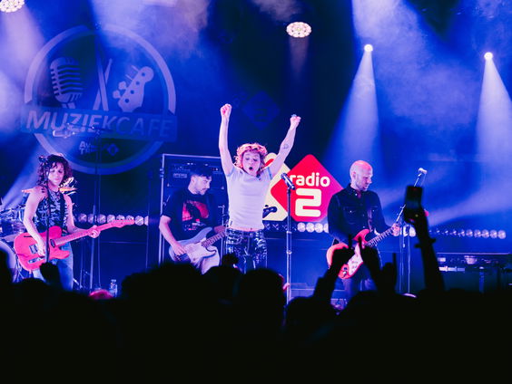 Krezip - Plug It In & Turn Me On | live in Muziekcafé