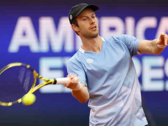 Tennisser Botic van de Zandschulp na serieuze ademhalingsproblemen vandaag weer de baan op