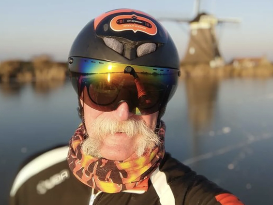 Chris Kools(59) moest recordpoging na 18 uur schaatsen afbreken