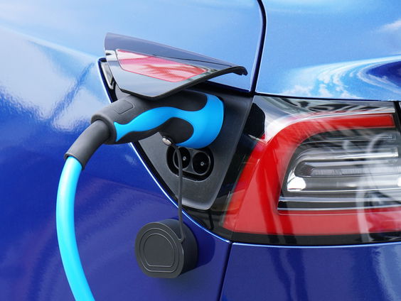 Marc van Domburg Scipio reed met een elektrische auto naar Frankrijk