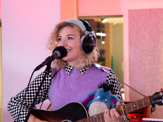 Judy Blank speelt prachtige Arcade cover bij PAUL!