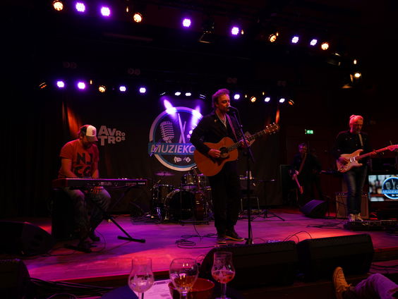 Niels Geusebroek - Air Balloon | live in Muziekcafé