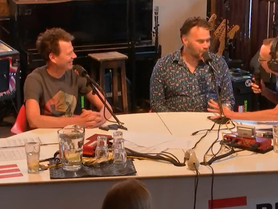 Flipperen met Gerard van de Sanden, eigenaar van het Dutch Pinball Museum en fanatiek flipperaar Jim Jansen.