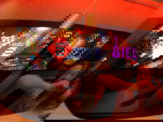 Paniek in de studio: vleermuis steelt de show!