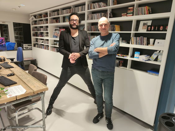 Blaudzun speelt een akoestische versie van 'Real Hero' (live @ Blokhuis)