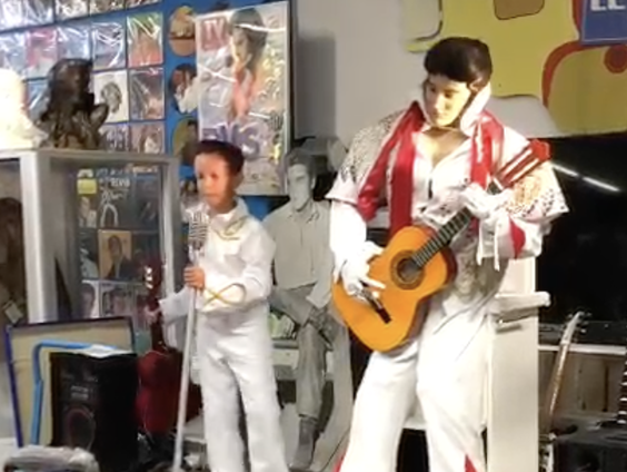 Levi (8) is groot Elvis-fan en mocht met z'n robot optreden