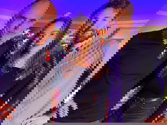 néomí speelt (samen met Will Knox) 'I'll Be There' live @ Blokhuis