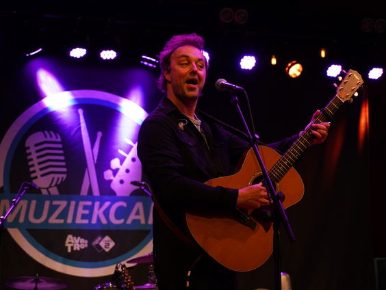 Niels Geusebroek - Take Your Time Girl | live in Muziekcafé
