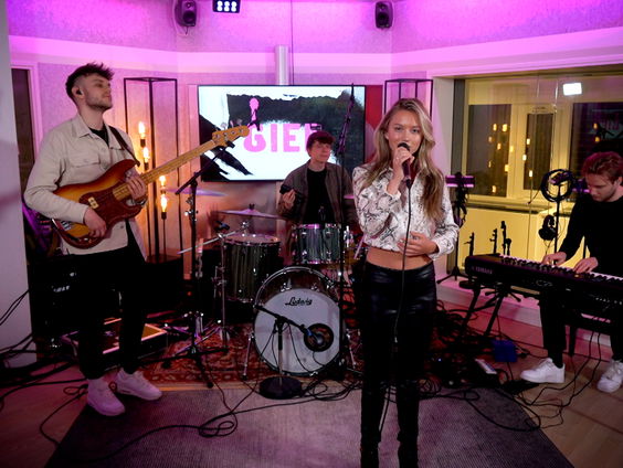 Sterre Koning - Bitterzoet (Krezip - Sweet Goodbyes cover) (Live @ Giel)