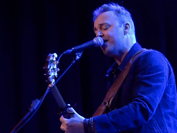Niels Geusebroek - Leave A Little Love Behind | live in Muziekcafé