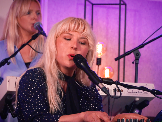 Silver Lake - Beaches (Live @ Giel)