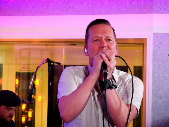 Van Dik Hout - Op De Golven Dansen Wij (Live @ Giel)