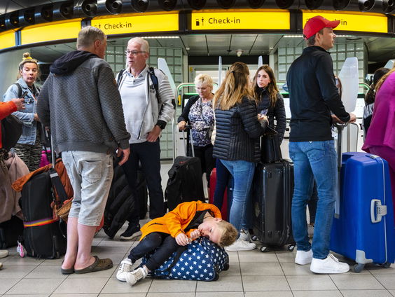 Drukte op Schiphol loopt de spuigaten uit volgens luchtvaartjournalist Yteke de Jong