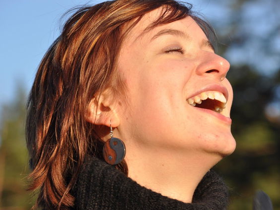 Lachcoach Ilona Bloeme zet Deventer op z'n kop met special 'lachwandelingen'