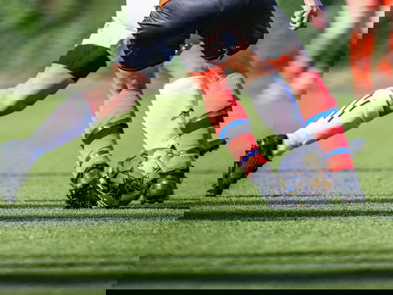 Supporter Michael wacht wedstrijd Excelsior Maassluis - Ajax in spanning af