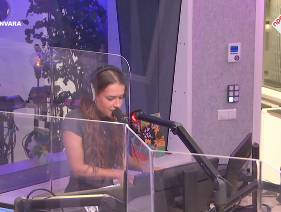 Elle Hollis- Guys & Cars (Live @ Giel)