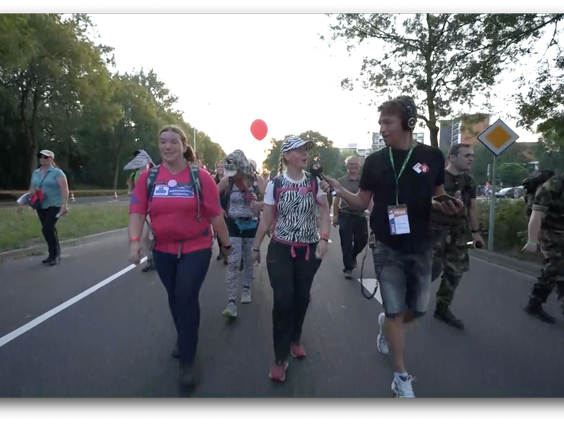 Waarom Vierdaagse loper Renee achteruit het viaduct op loopt?