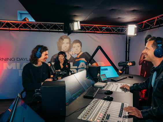 Mia & Dion geëmotioneerd door succeswensen op dag van halve finale Songfestival