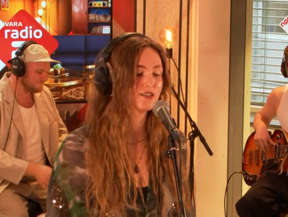 Eva Valery speelt 'Not My Problem' live @ Blokhuis
