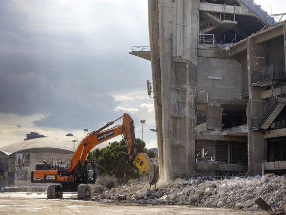 Dennis mag het Camp Nou stadion van FC Barcelona slopen
