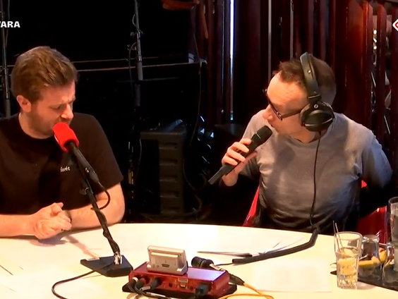 Cabaret: Volkskrant-hoofdredacteur Pieter Klok over het artikel over NOS Sport