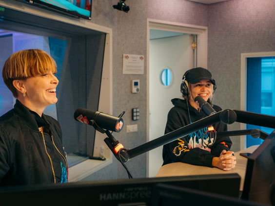 ADS: Emma Heesters en Anouk op bezoek