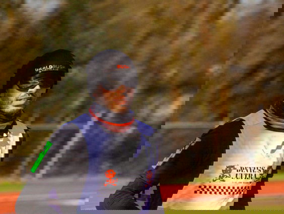 Björn van Loon gaat in recordpoging 200 kilometer geblinddoekt rennen